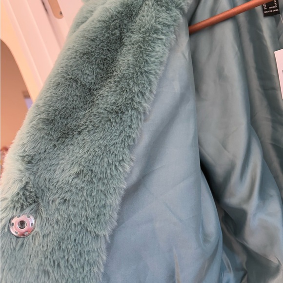 Forever 21 Premium Faux Fur Cropped Teddy Jacket Teal NWT Size M - Picture 8 of 9